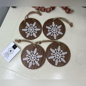 Brand New-Decocrated Set of 4 Wood Tag Set
